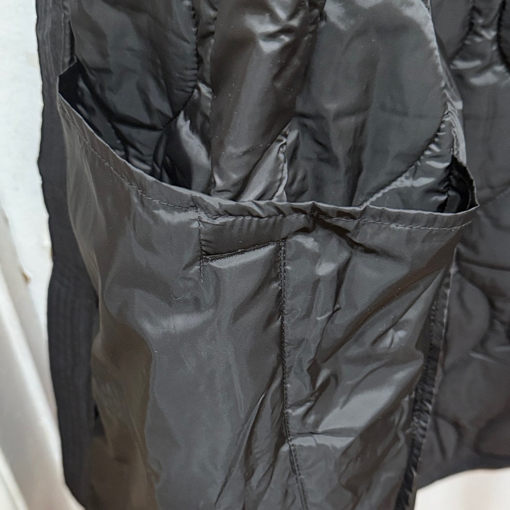 GAP Black Water-Resistant Vest - Picture 4 of 11